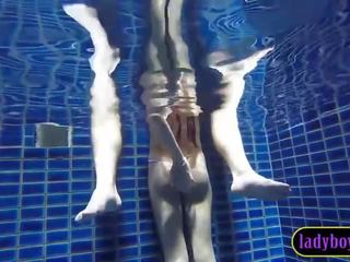 Didelis papai ladyboy paauglys čiulpimas į a baseinas prieš analinis seksas video
