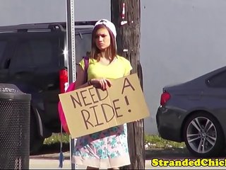 Hitchhiking ميزة مارس الجنس في الهواء الطلق في سيارة