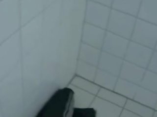 Έφηβος/η ζευγάρι εισάγουν σπιτικό Ενήλικος ταινία vid συνδετήρας σε τουαλέτα