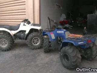 Vyras įgyja shlong čiulpti į garažas