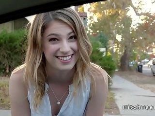Thankful rubia adolescente autostopista folla extraños putz